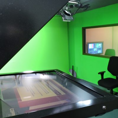 Foto do estúdio do Laboratório de Produção Multimídia mostra o aparelho teleprompter